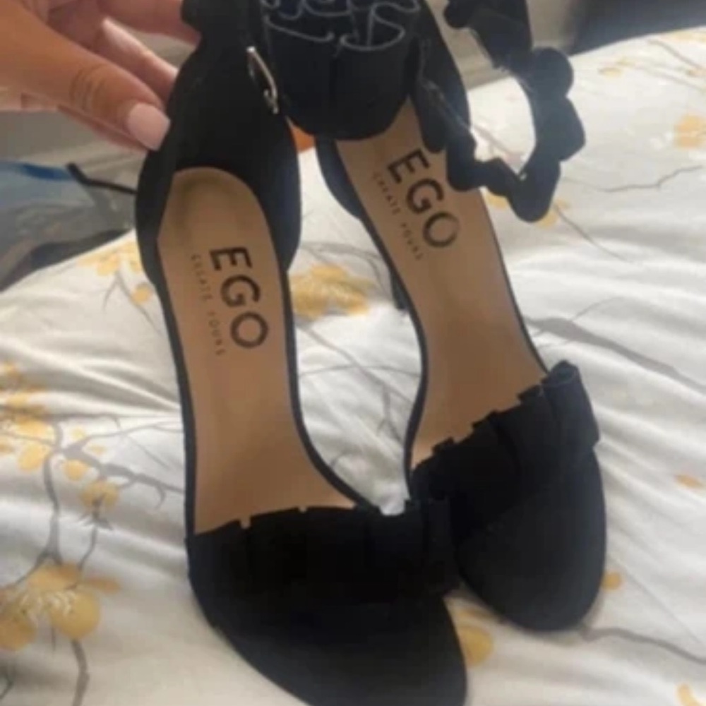 EGO Women's Black Ruffle Strap Slippers